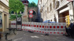 Fassadenschaden an Am Römertor 9 führt zu Sperrung von Straße und Zufahrt