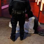 Nächtliche Hilfe in Wiesbaden: Stadtpolizei bietet Tee und Informationen für Menschen ohne festen Wohnsitz