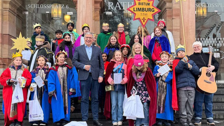 Sternsinger bringen Segen ins Rathaus und richten Blick auf Kinderarbeit