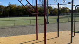 Wiesbaden erweitert Freizeitangebot auf dem Sportplatz Amöneburg mit Calisthenics Station und Basketballkorb