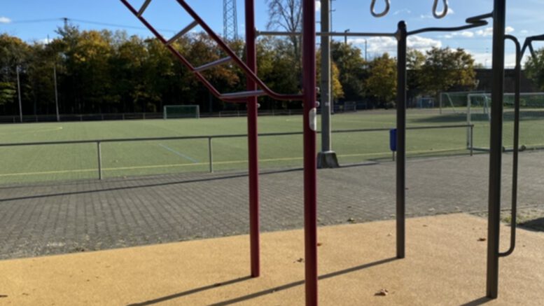 Wiesbaden erweitert Freizeitangebot auf dem Sportplatz Amöneburg mit Calisthenics Station und Basketballkorb