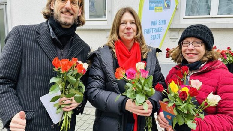 Wiesbaden verteilt Fairtrade Rosen zum Valentinstag und macht auf Lieferketten aufmerksam