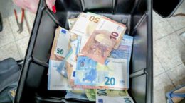 Wiesbaden zieht rund 40 illegale Glücksspielgeräte aus dem Verkehr und entdeckt Bargeld und hohe Umsätze